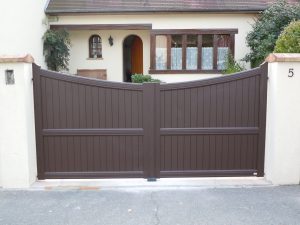 portail en alu marron